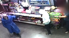 فيديو: مقنّع بالكوفية ويحمل سيفاً يحاول سرقة دكان في بئر السبع !